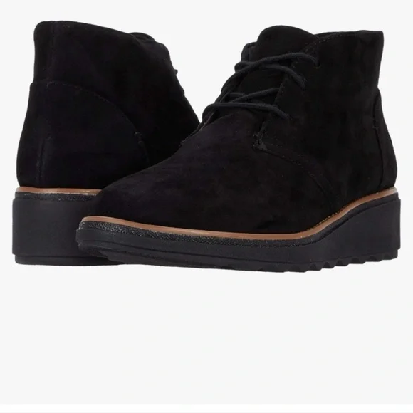 CLARKS NIB Women's Black Suede Ankle Boots Size 7.5 - Picture 1 of 8